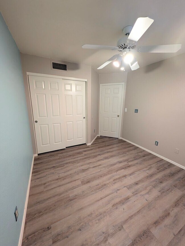 Building Photo - 2325 E Lakecrest Dr