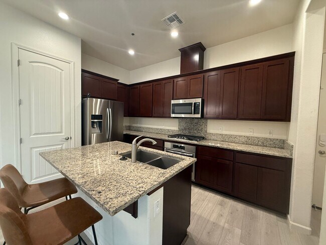 Building Photo - Spacious 3 bed 2.5 bath available in North...
