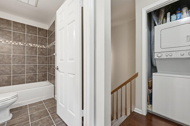 Building Photo - 215 St Michaels Walk