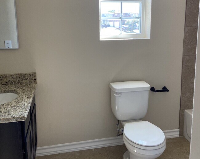 Building Photo - "Spacious 3-Bed Condo with Granite Countertops & 2.5 Baths in Prime San Antonio Location!"