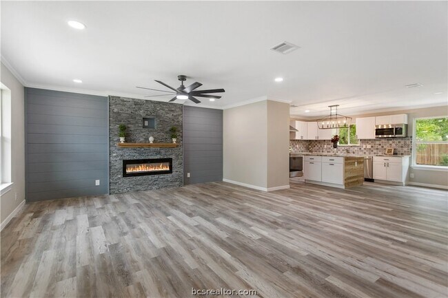 Building Photo - 904 Westview Cir