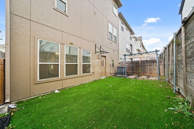 Building Photo - 2025 Cambridge Heights Pl