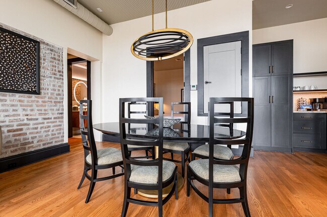 Building Photo - 1011 Canal St