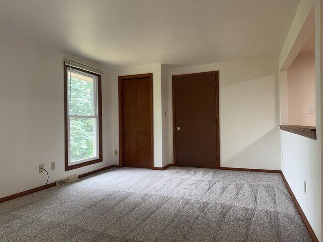 Building Photo - 418 Beloit St