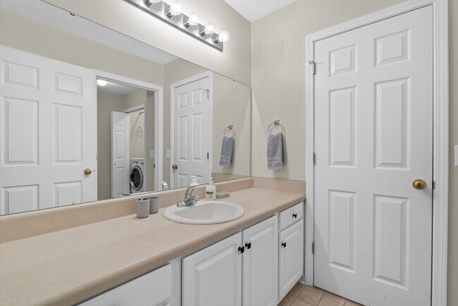 Building Photo - Furnished Rental Modern and clean