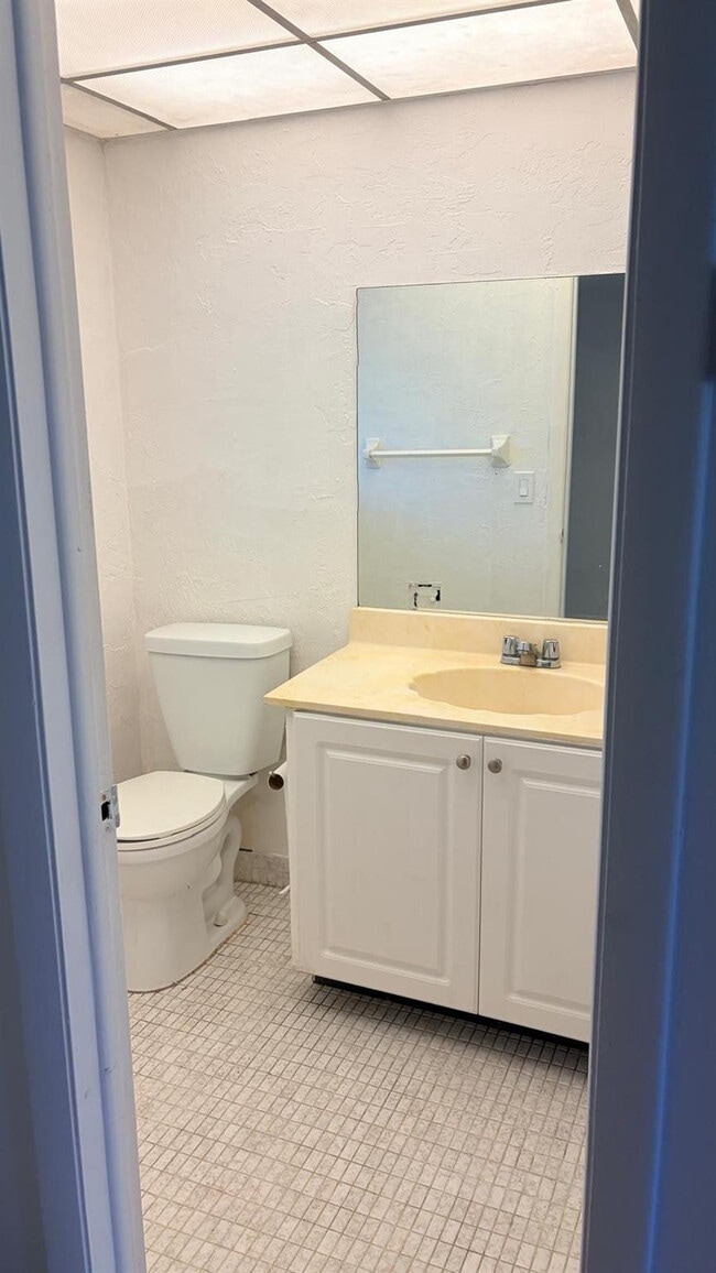 Building Photo - 5515 N Lakewood Cir