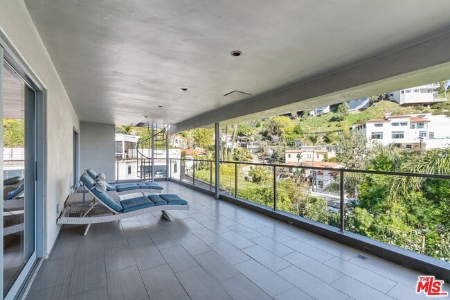 Building Photo - 8614 Hollywood Blvd