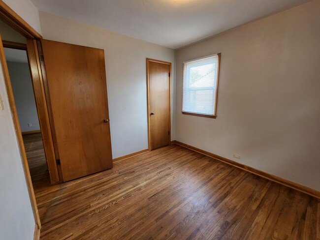 Building Photo - Great NE 3 bedroom 1.5 bath Near Center Po...