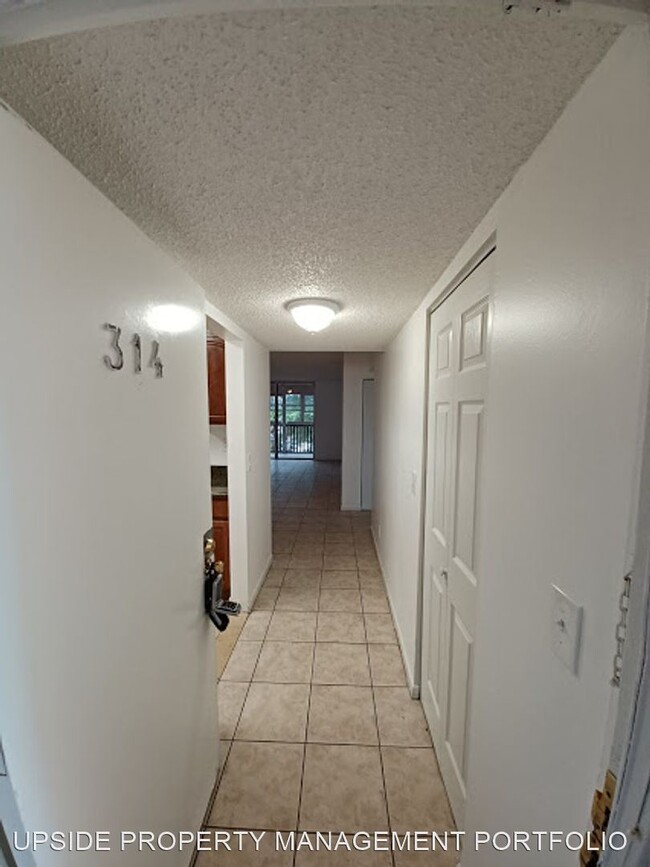 Building Photo - 2820 Somerset Dr