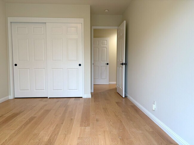 Building Photo - Beautifully Updated 4-Bedroom Home in Prime Mountain View Location!