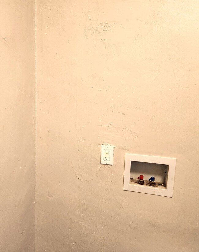 Building Photo - FABULOUS 2 BEDROOMS AND 1 BATHROOM FOR LEASE