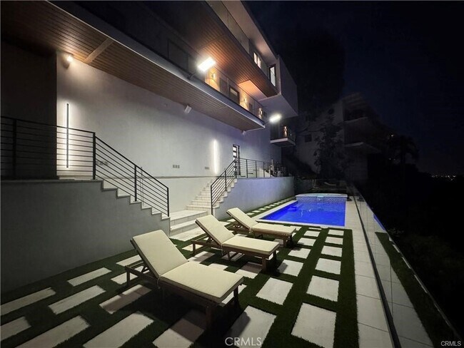 Building Photo - 8566 Hollywood Blvd