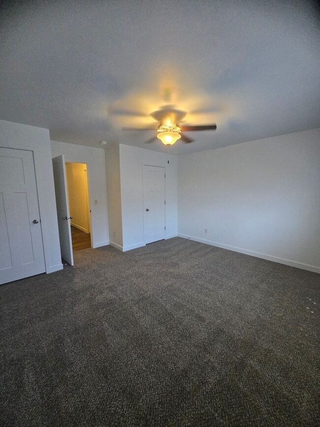 Building Photo - 3 Bed 2 Bath Townhouse for Rent!