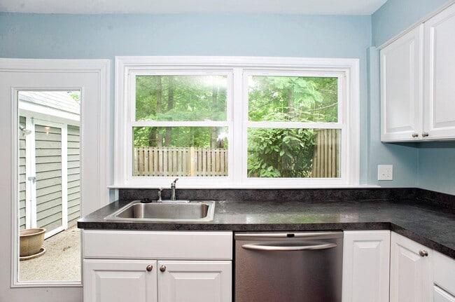 Building Photo - Coming Soon! 2 bed 2 1/2 bath townhouse in...