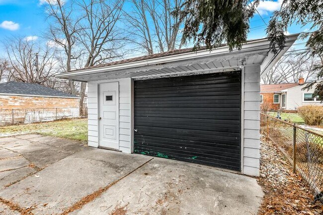 Building Photo - 17302 Sumner