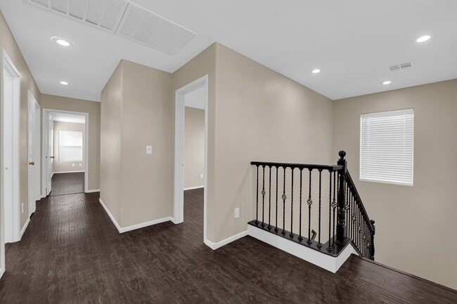 Building Photo - Beautiful 3-bedroom, 2.5-bathroom home loc...