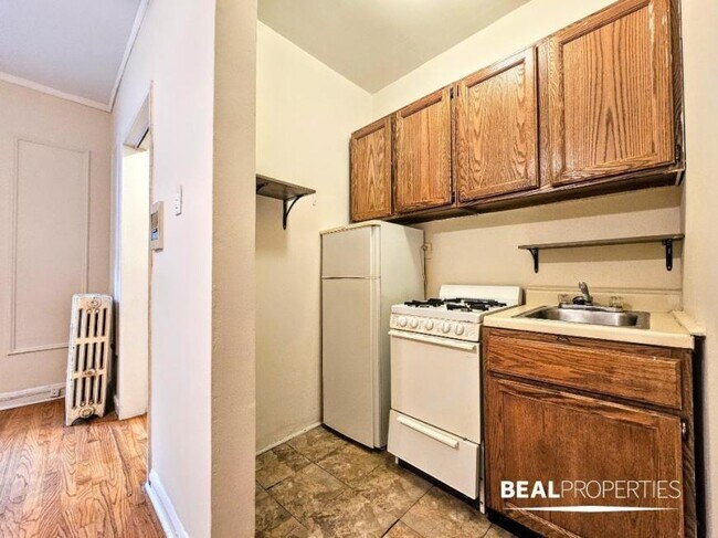 Building Photo - 0 bedroom in CHICAGO IL 60657