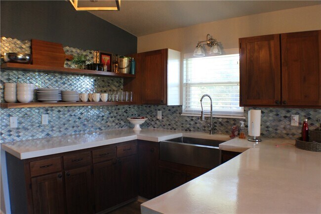 Building Photo - 4 Tilbury Ln