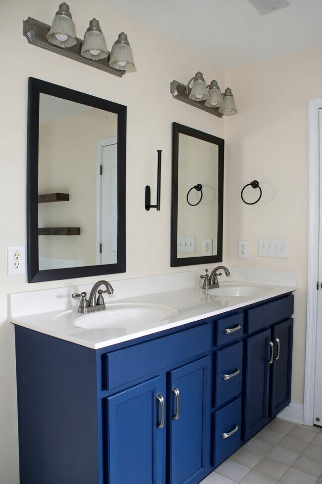 Building Photo - 1275 Eagle's View Dr