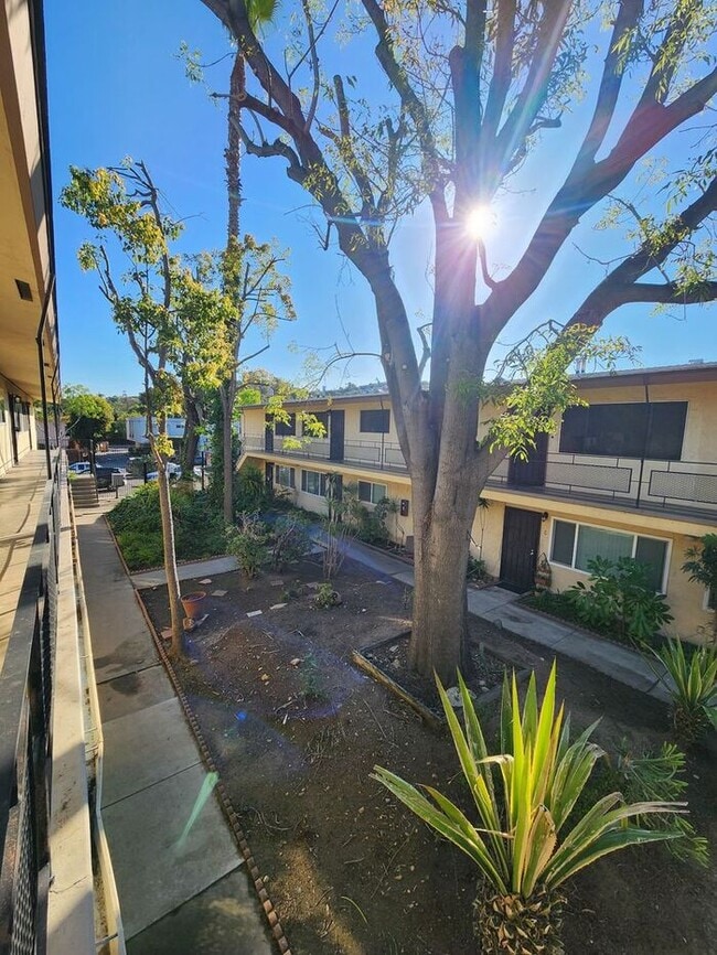 Building Photo - $1000 REBATE-SPACIOUS 2BR/1BA Unit with pr...