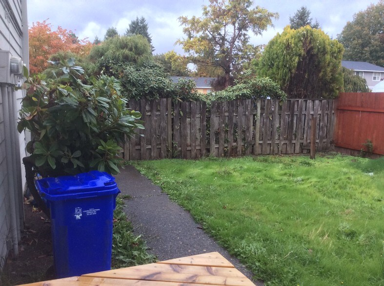 Yard north - 1045 S Jasper St