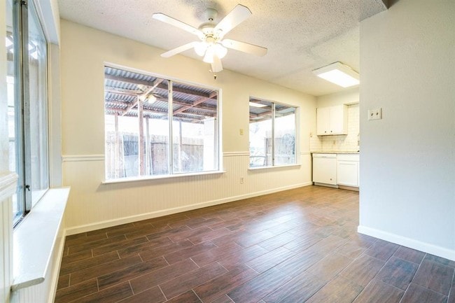 Building Photo - 10746 Lakewood Oaks Dr