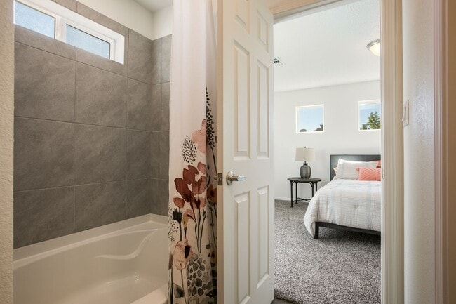 Building Photo - North Valley Townhome