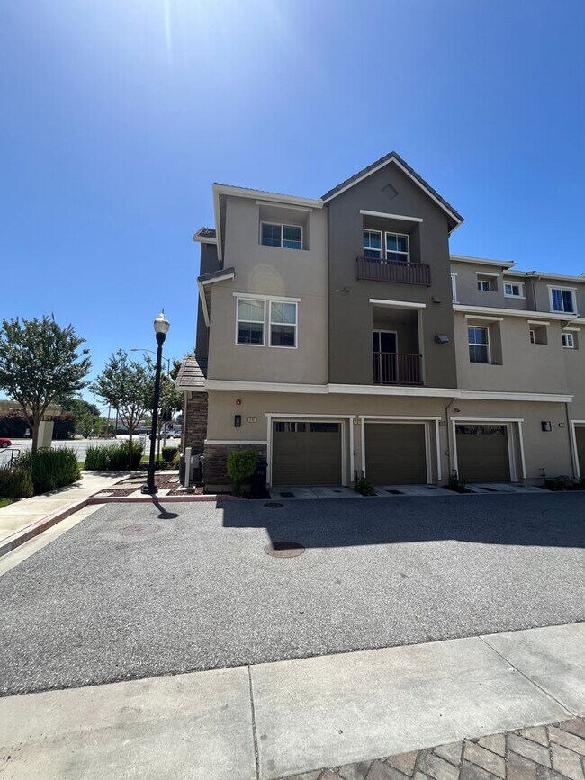 Building Photo - $4195-Beautiful Tri-level 3 Bed/2.5 Ba Townhome in Hampton Park/North San Jose