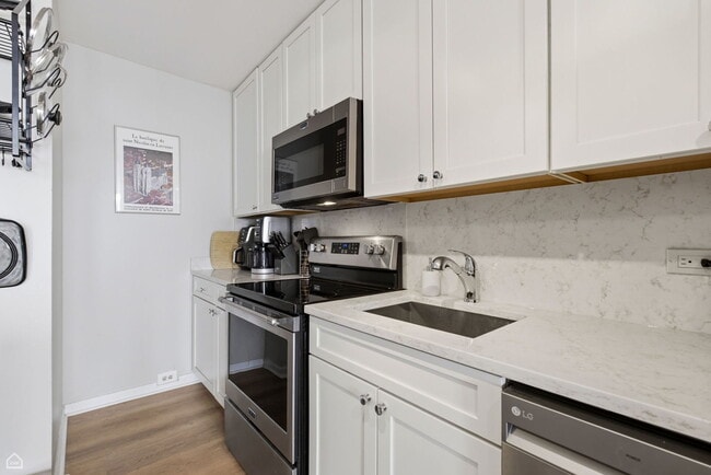 Building Photo - 1660 N La Salle Dr