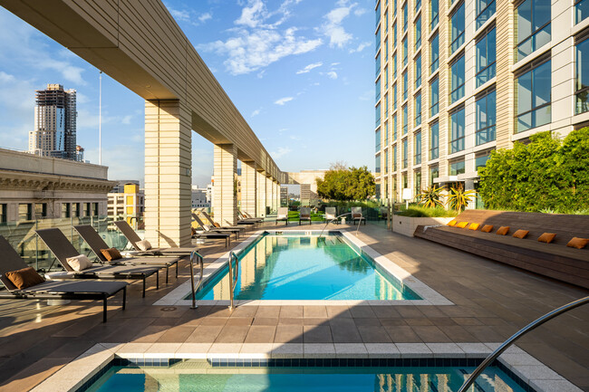 Pool Terrace - 400 S Broadway