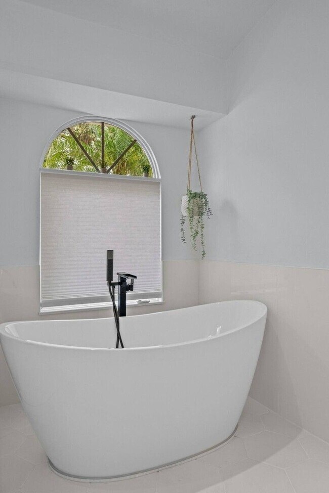 Building Photo - Chic Stylish Pool House newly renovated