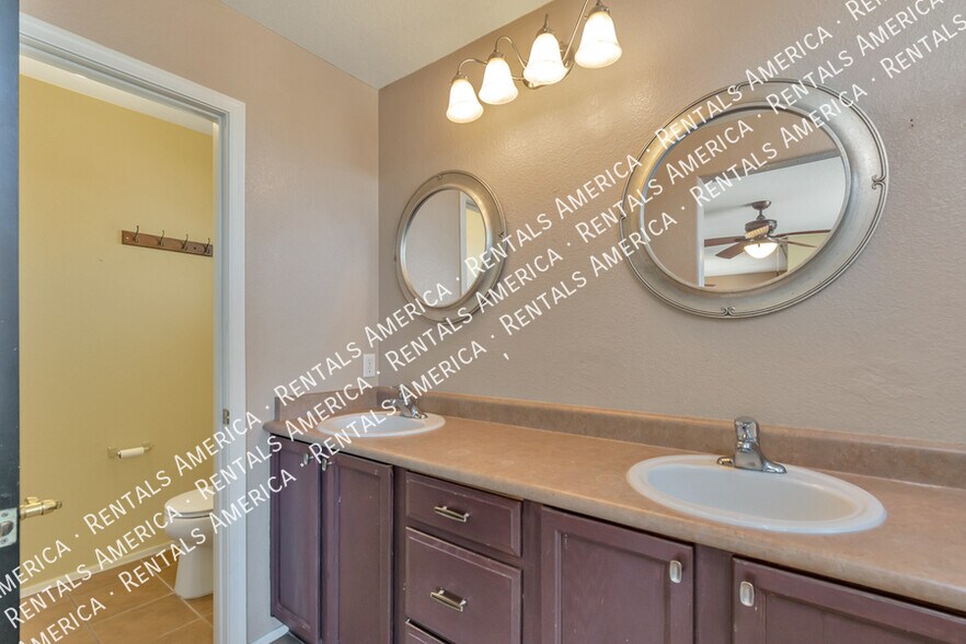 Building Photo - 11942 W Heyburn Dr