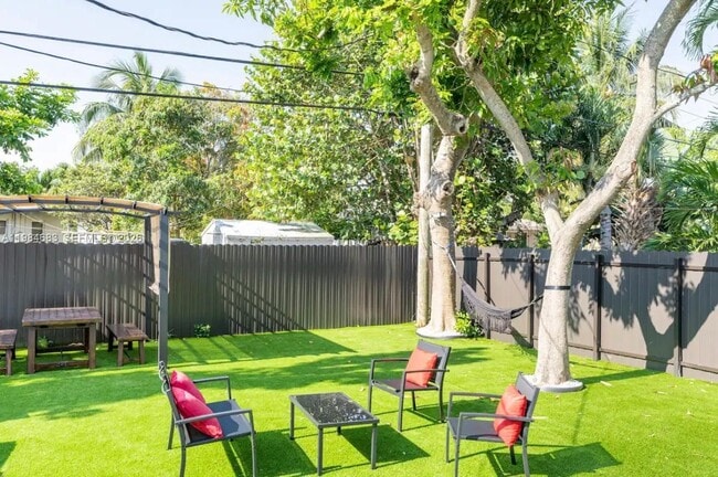 Building Photo - 1200 NW 18th Ct