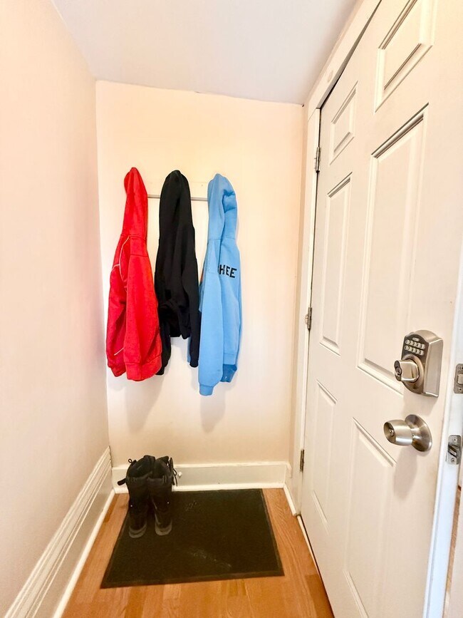 Building Photo - All Inclusive West End Condo-Fully Furnished with Parking!