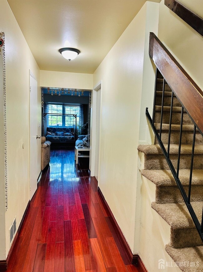 Building Photo - 811 Maple Hill Dr