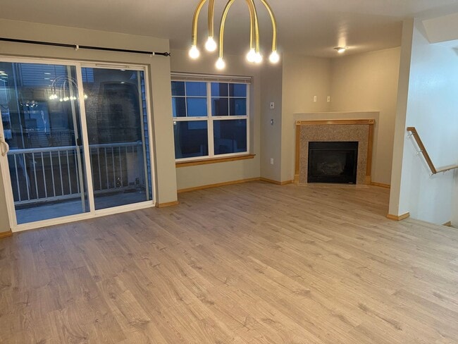 Building Photo - Updated 3 beds/ 2 bath townhome for rent!