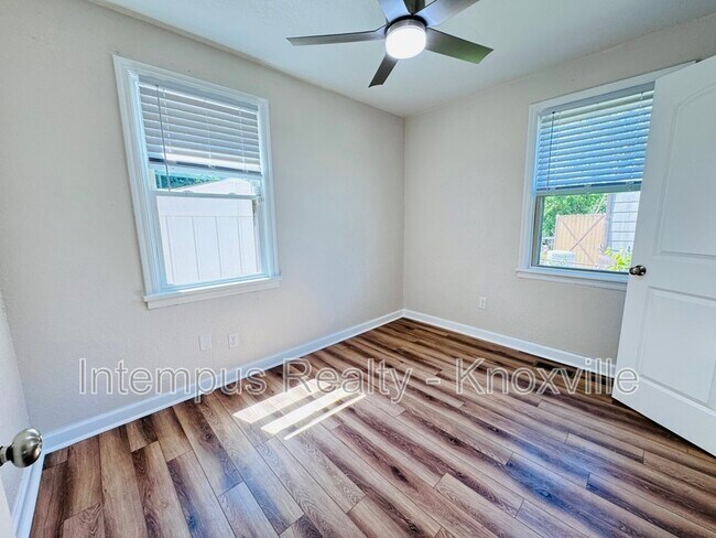 Building Photo - 3222 Selma Ave
