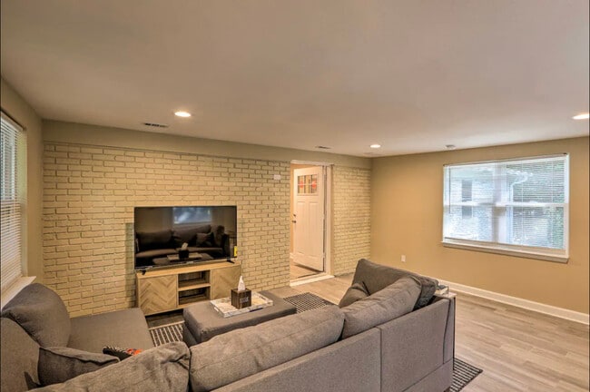 Building Photo - 2403 Hideaway Ct