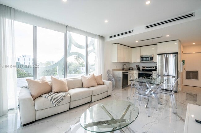 Building Photo - 8425 Crespi Blvd