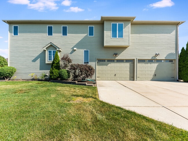 Building Photo - 2504 Skylane Dr