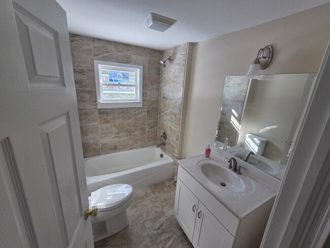 Building Photo - 109-111