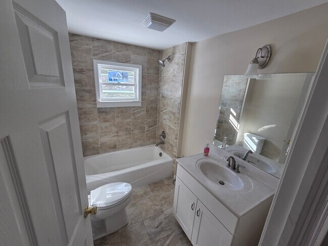 Building Photo - 111 Fairview St