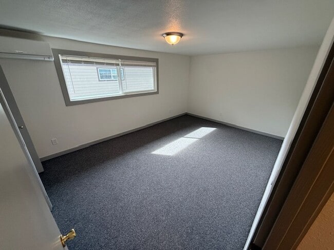 Building Photo - 3 bed/1.5 bath, AC, Washer/Dryer, Garage