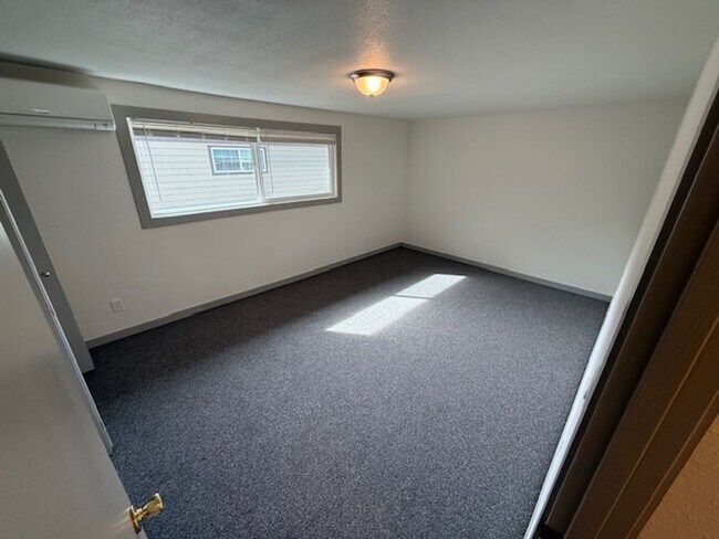Building Photo - Fresh 3 bed/1.5 bath duplex