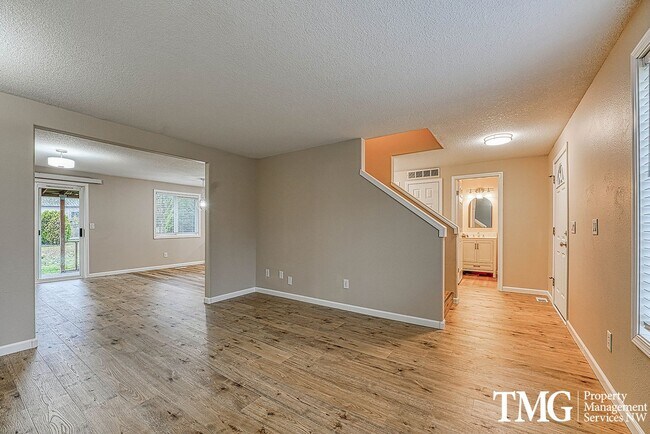 Building Photo - Wonderful 2 Story 3 Bed 2.5 Bath Home in Five Corners!