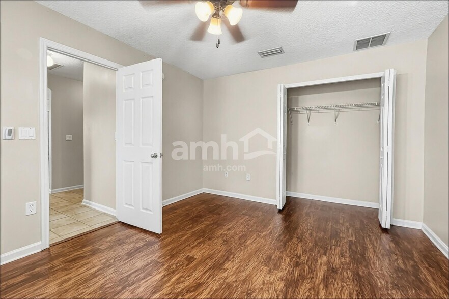 Building Photo - 9243 Prosperity Lake Dr