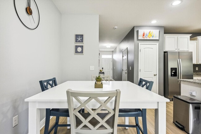 Building Photo - 7664 Shadow Lake Dr