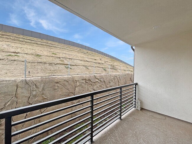 Building Photo - Spacious 3-Bedroom, 3-Bathroom Townhome in...