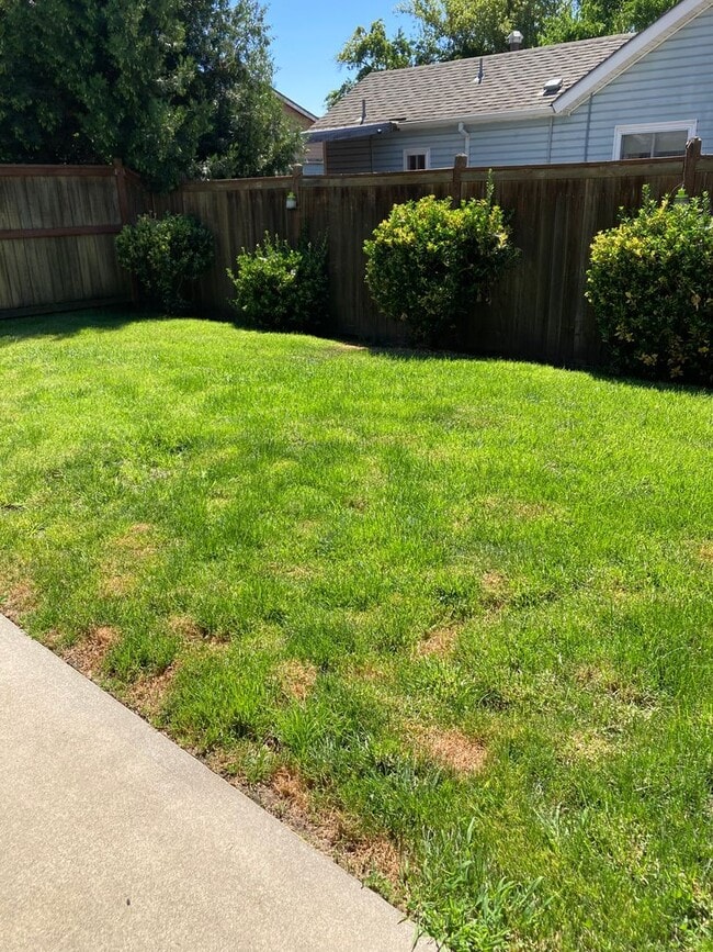 Building Photo - 2 Bedroom 2.5 Bath Townhome
