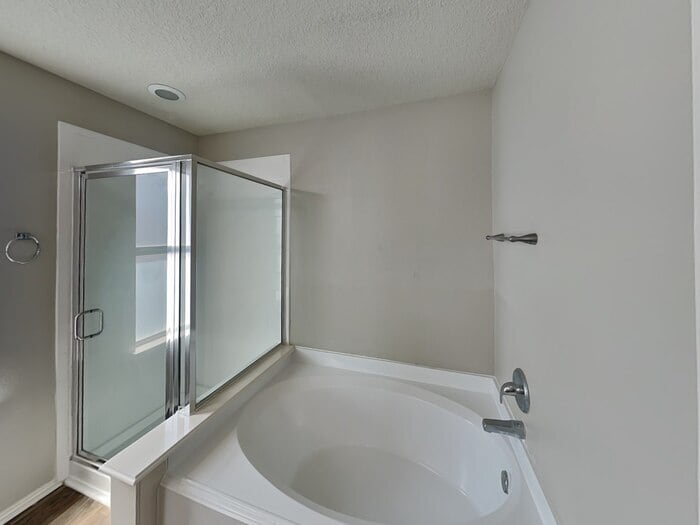 Building Photo - 18810 Woodglen Shadows Dr